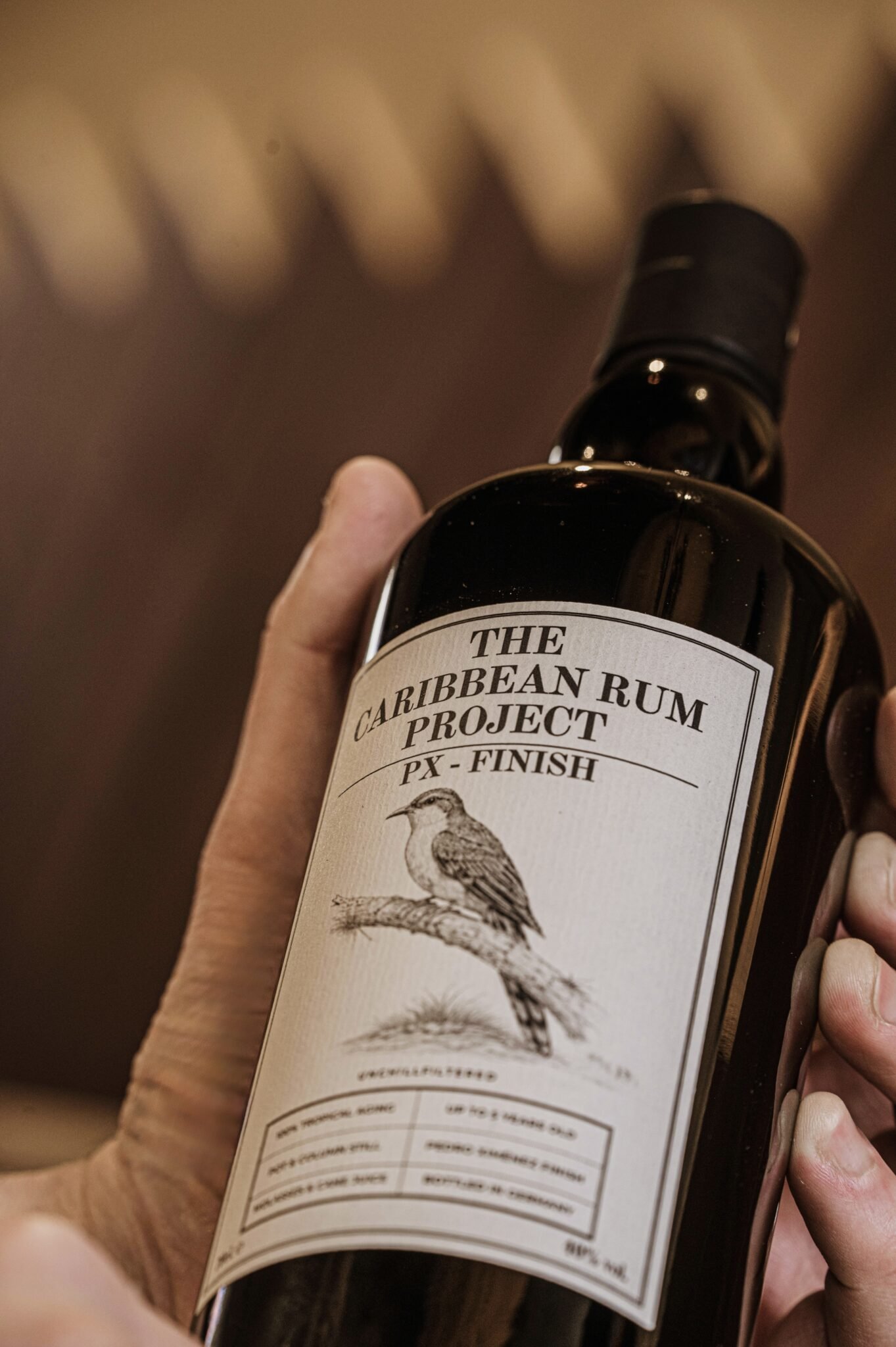 Caribbean Rum Project PX Finish Rum Flasche in der Hand