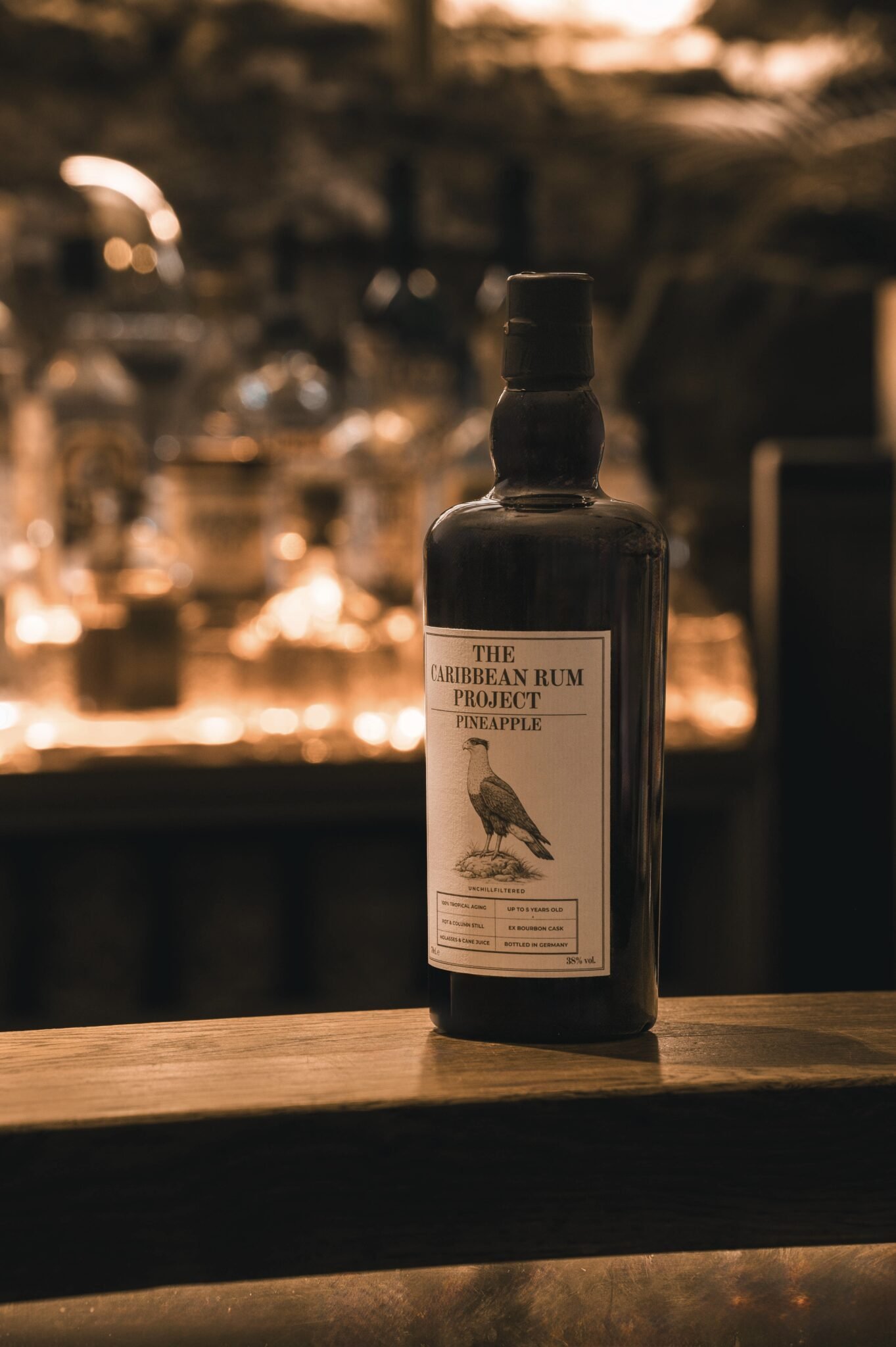 Caribbean Rum Project Pineapple Rum Flasche an einer Bar