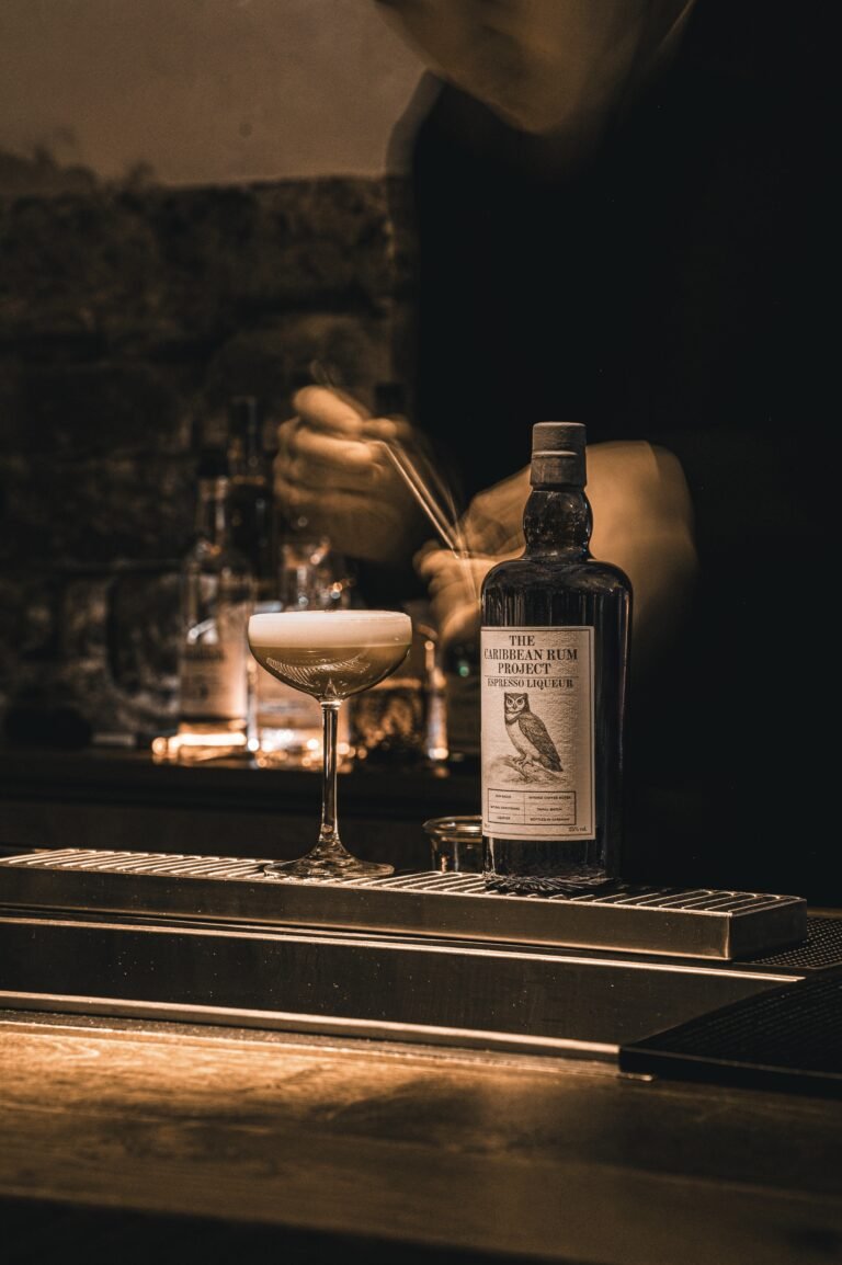 Caribbean Rum Project Rumflasche und Cocktail an einer Bar