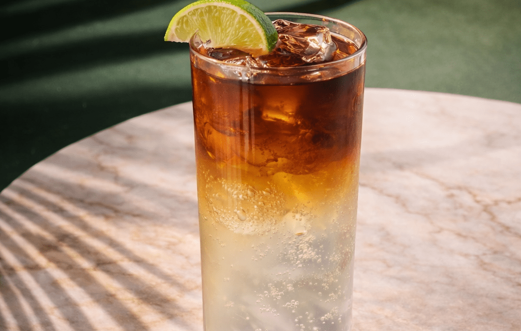 Dark and Stormy Cocktail mit Caribbean Rum Project Rum und Ginger Beer