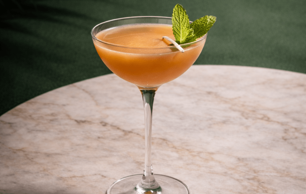 Old Cuban Cocktail mit Rum, Minze und Limette